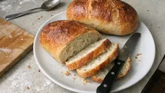 Βασικό σπιτικό ψωμί με μαγιά: αφράτη ψίχα και τραγανή κόρα, βήμα-βήμα