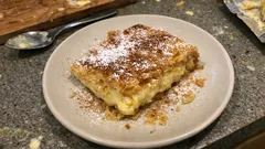 Μπουγάτσα με ζαχαρούχο στο ταψί: τραγανό φύλλο και κρέμα που «δένει» πάντα