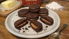 Γεμιστά μπισκότα κακάο με πραλίνα φουντουκιού – τρυφερά και βουτυράτα