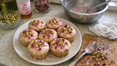 Cupcakes με ροδόνερο και φιστίκι Αιγίνης – αφράτα και γιορτινά χωρίς κόπο