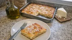 Αλμυρή λαδόπιτα με ξερή μυζήθρα: λεπτή ζύμη, τραγανές άκρες και αφράτο κέντρο