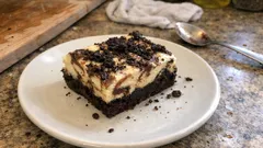 Cheesecake brownies στο ταψί: ζουμερή σοκολάτα, βελούδινη κρέμα και μαρμπρέ τελείωμα