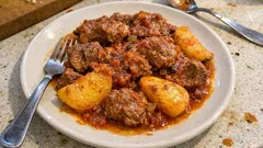 Μανιάτικο πρωτογιάχνι στην κατσαρόλα: κατσικάκι με μελωμένη σάλτσα και πατάτες
