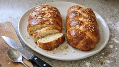 Εύκολα τσουρέκια χωρίς ζύμωμα: αφράτα, αρωματικά και με ψίχα που «κλωσάει»